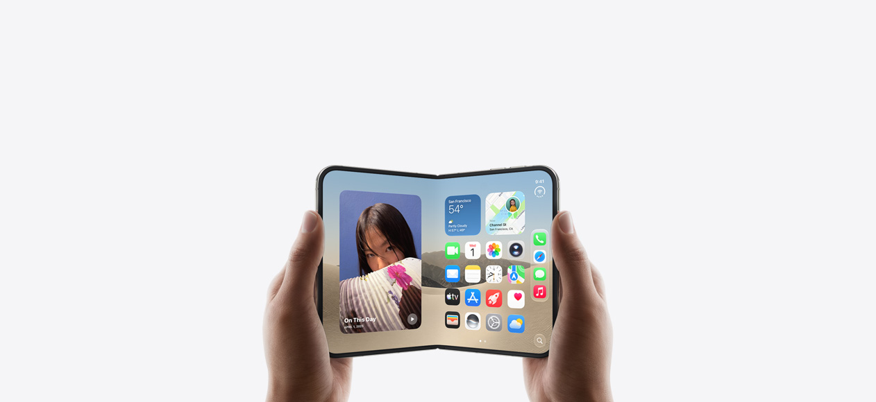 Duas mãos seguram um iPhone Duo na horizontal, mostrando a Tela de Início na tela interna