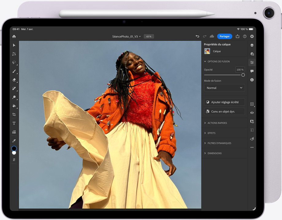 iPad Air, Apple Pencil Pro fixé sur le dessus, face avant, affichant Adobe Photoshop, image en cours de modification