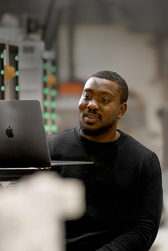 Iemand van het Operations & Supply Chain-team van Apple werkt op een MacBook.