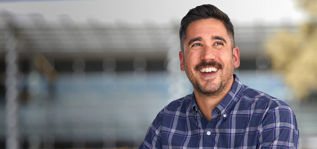 Marc, tout sourire, le regard porté sur le côté.