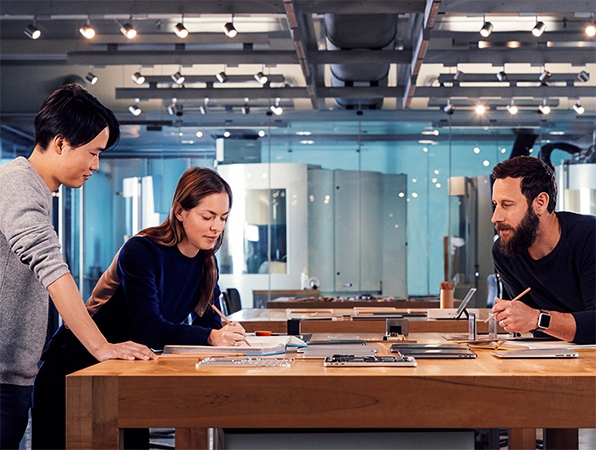 Diseñadores de Apple trabajan en un proyecto en su estudio.