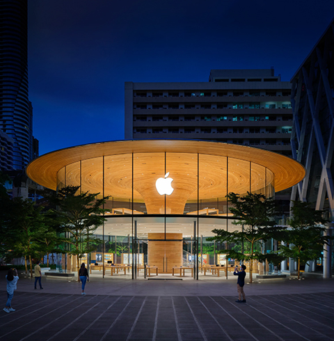 Imagen nocturna del exterior de un Apple Store 