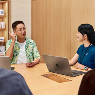 Vogelperspektive auf ein Business Training in einem Apple Store.