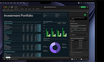 Xcode-projekt egy MacBook Pro kijelzőjén, a kód­szerkesztőben a következő megjegyzés látható: „Connect the app to Apple Intelligence” (Csatlakoztasd az alkalmazást az Apple Intelligence-hez). Az előnézeti panelen egy iPhone, kijelzőjén a Quantum College Hospital app képernyője a következő szöveggel: „Say hi to your scheduling assistant” (Üdvözöl az ütemezőasszisztensed). A szöveg alatt két gomb: „View open shifts” (Megnyitott műszakok megtekintése), „Swap my next shift” (Következő műszakom cseréje).