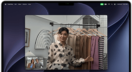 Egy videóhívás egy MacBook Prón, amelyen egy nő anyagokat mutat a hívásban lévő két másik embernek, a Rivaldafény funkció a képernyő közepén tartja, miközben mozog.