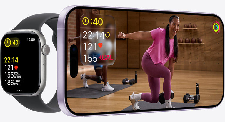 App Apple Fitness Plus su iPhone che mostra un allenamento aperto, con i parametri dell’attività sincronizzati mostrati su un Apple Watch