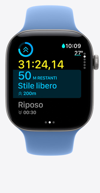 Apple Watch Series 12, cassa in alluminio grigio siderale, schermata con un allenamento di nuoto in piscina, vari parametri sullo schermo, cinturino Sport azzurro selvatico