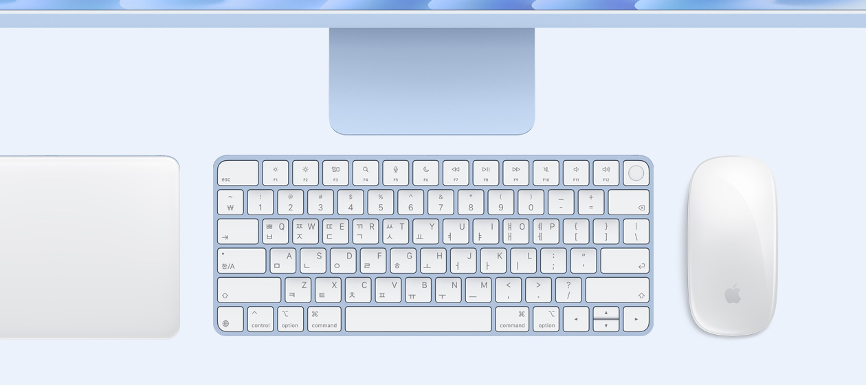 블루 색상 iMac을 위에서 바라본 모습. 동일한 색상의 Magic Trackpad, Magic Mouse, Touch ID 탑재형 Magic Keyboard가 함께 있습니다.