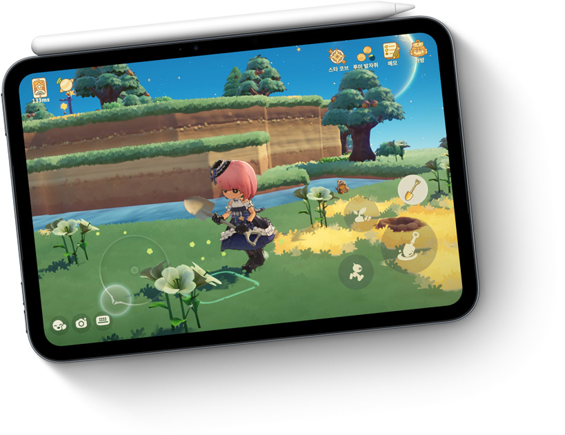 iPad mini 미드나이트 색상, 화면에는 게임이 표시되어 있고, 기기 상단에는 Apple Pencil이 자석 방식으로 부착되어 있습니다.