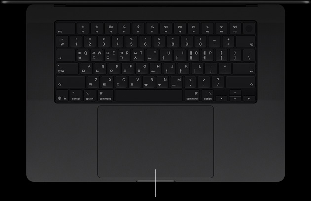 PROLED XDR 디스플레이 탑재 MacBook Pro, 스페이스 블랙 색상, 열려 있는 상태, 키보드 및 Force Touch 트랙패드가 보이는 모습