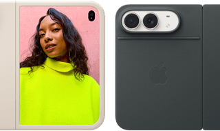 „iPhone Duo“, žvaigždžių baltos spalvos modelis smėlio spalvos silikoniniame dėkle, horizontalioje padėtyje, visiškai atidarytas horizontaliai, „Dual Fusion“ kameros viršutiniame kairiajame kampe, dėklas gaubia galinę išorinę pusę ir priekinio ekrano išorinį kraštą, dešinėje pusėje išoriniame ekrane matomas žmogaus portretas. „iPhone Duo“, žvaigždžių baltos spalvos, visiškai atvertas horizontaliai, tamsiai mėlynas „Folio“ dėklas su atraminiu stovu, visiškai atvertas horizontaliai, galinė pusė su 48 MP „Dual Fusion“ galinėmis kameromis, du objektyvai