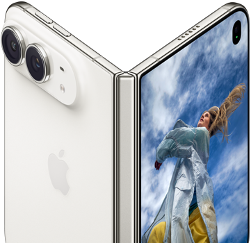 iPhone&nbsp;Duo, daļēji atvērts kā grāmata ar eņģes mehānismu centrā, aizmugurējā iekšējā paneļā kreisajā pusē ir Apple logotips un divu kameru sistēma, ārpuse, labajā pusē ir blondas personas portrets