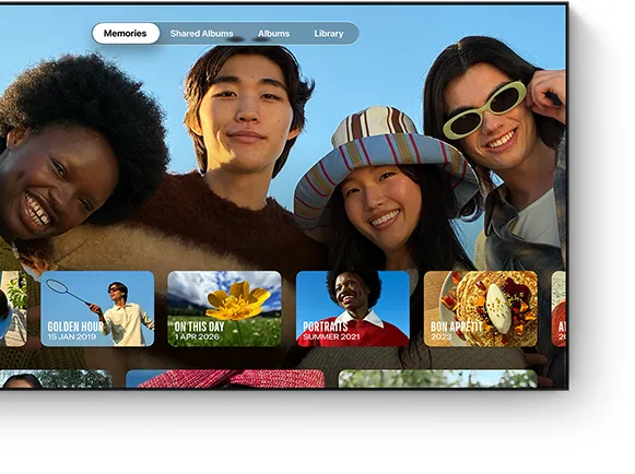 電視螢幕顯示相片 app，已選取「回憶」分頁，畫面顯示四個人面帶微笑，下方是一排附有日期的回憶縮圖