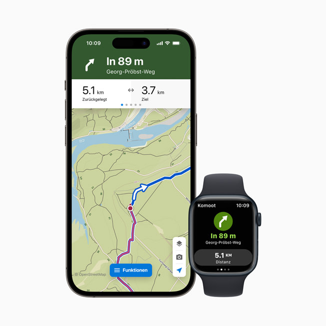 Die Komoot-App auf einem iPhone 14 Pro und der Apple Watch Series 8.

