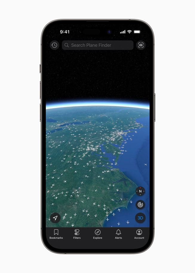 En kartbild i appen Plane Finder på iPhone 14 Plus som visar flygplan i luften utanför en kust.