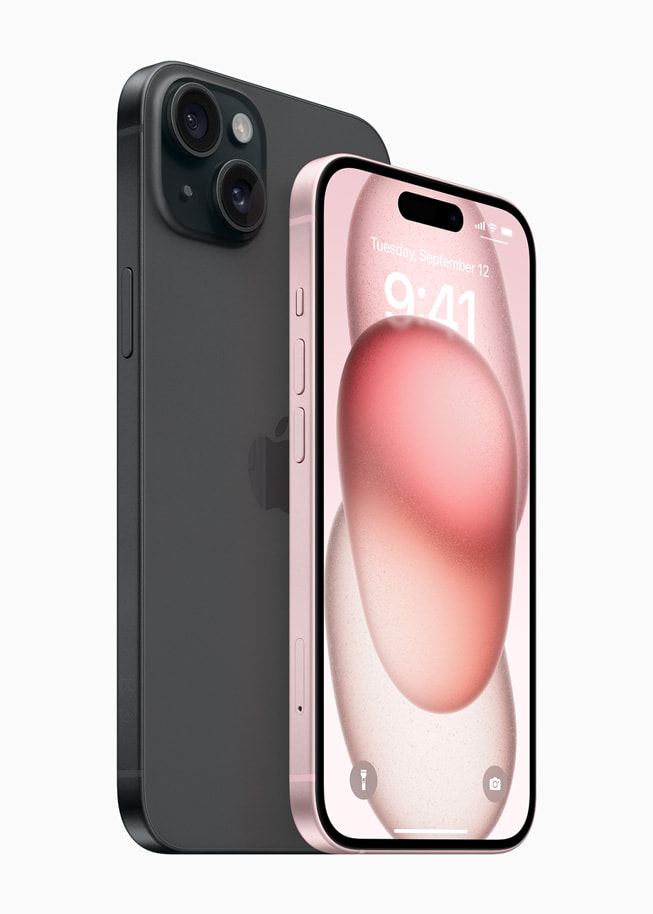 Se muestra la parte posterior de un iPhone 15 Plus negro junto a un iPhone 15 rosa, que se muestra de frente.