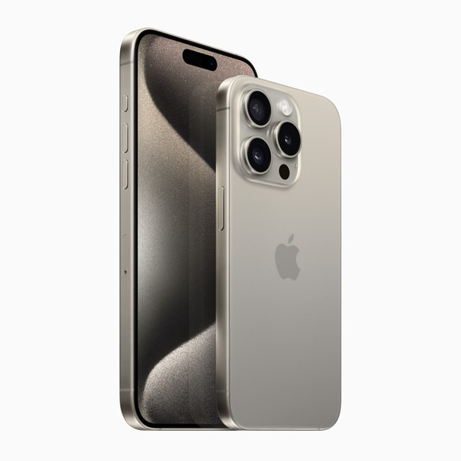 عرض لتشكيلة iPhone 15 Pro بلون التيتانيوم الطبيعي.