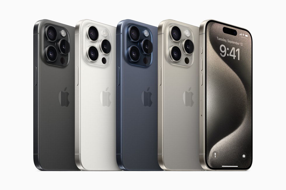 iPhone 15 Pro in den Farben Titan Schwarz, Titan Weiß, Titan Blau und Titan Natur.