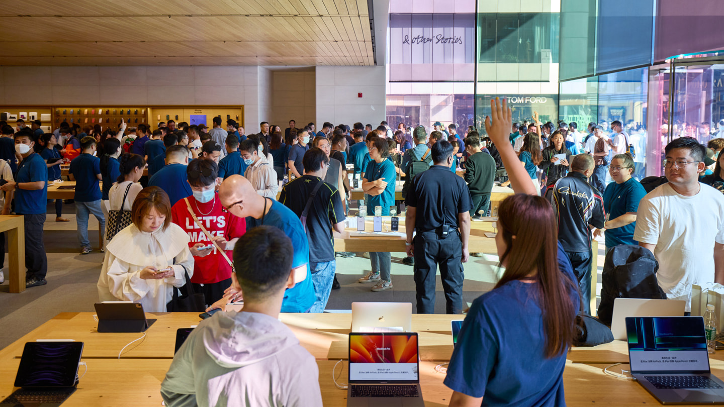 The crowd inside Apple Sanlitun for the arrival of the new iPhone 15 and Apple Watch lineups.