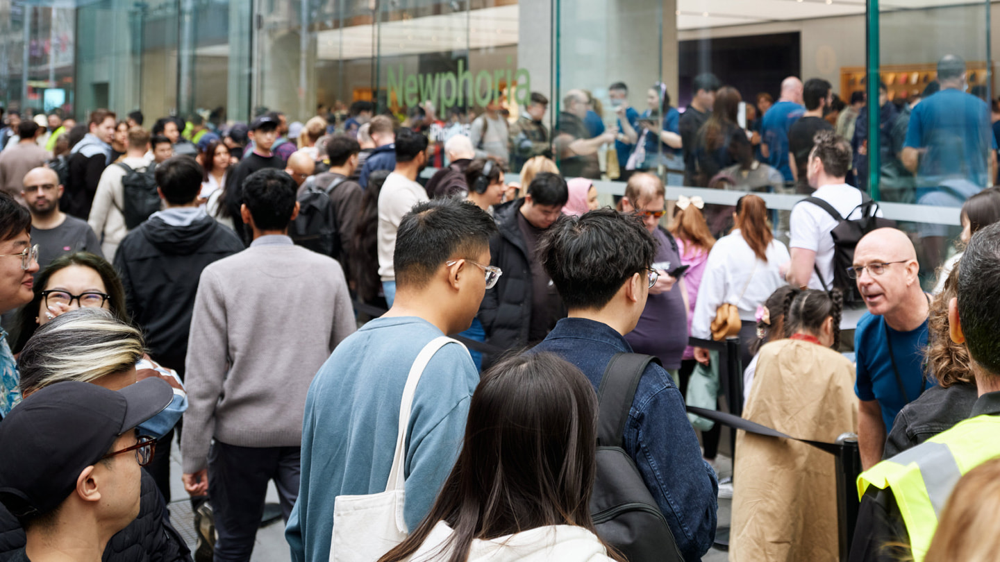 The crowd outside Apple Sydney, Australia.