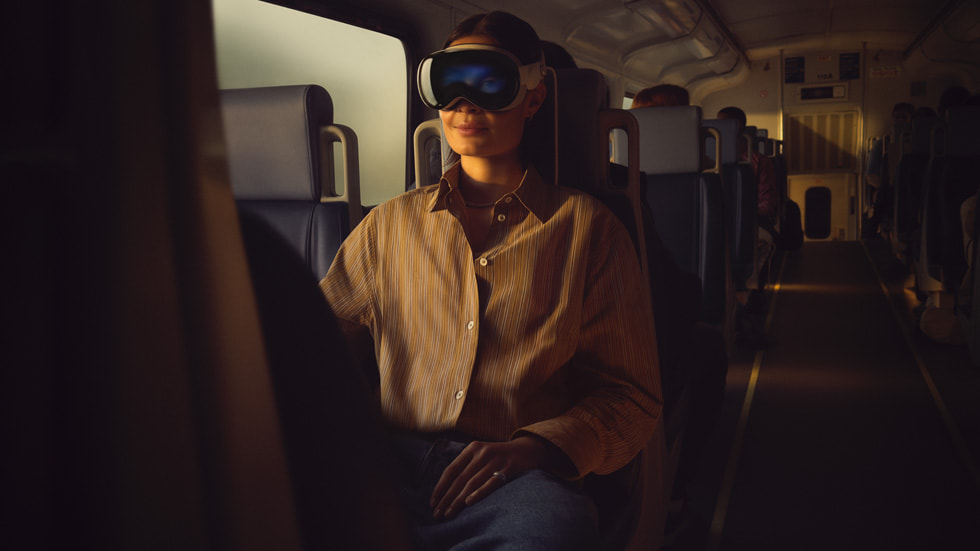 شخص يرتدي Apple Vision Pro في قطار.