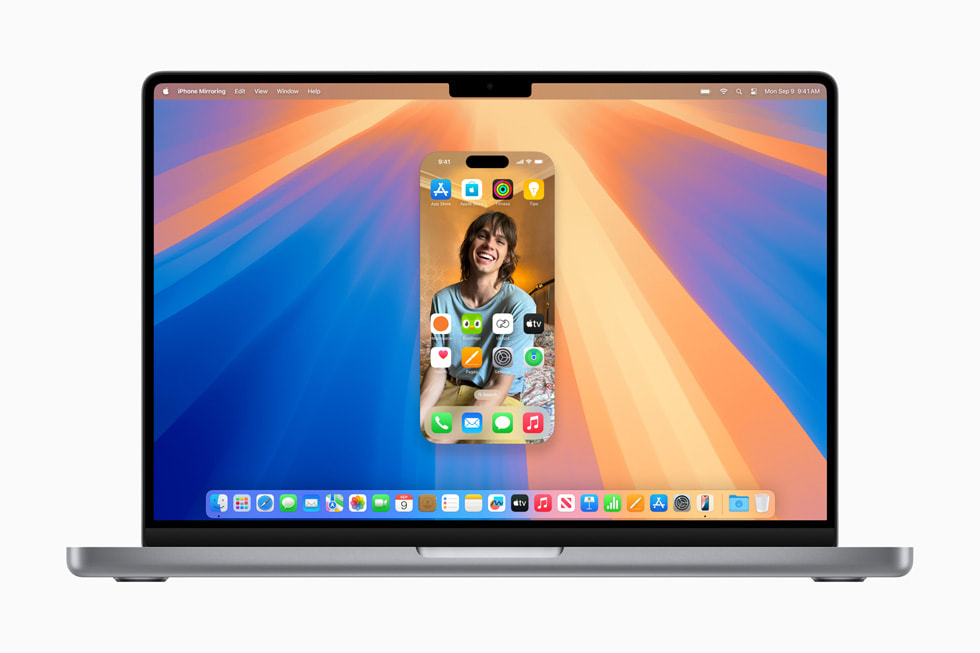 Una MacBook Pro muestra la pantalla de inicio de un iPhone.