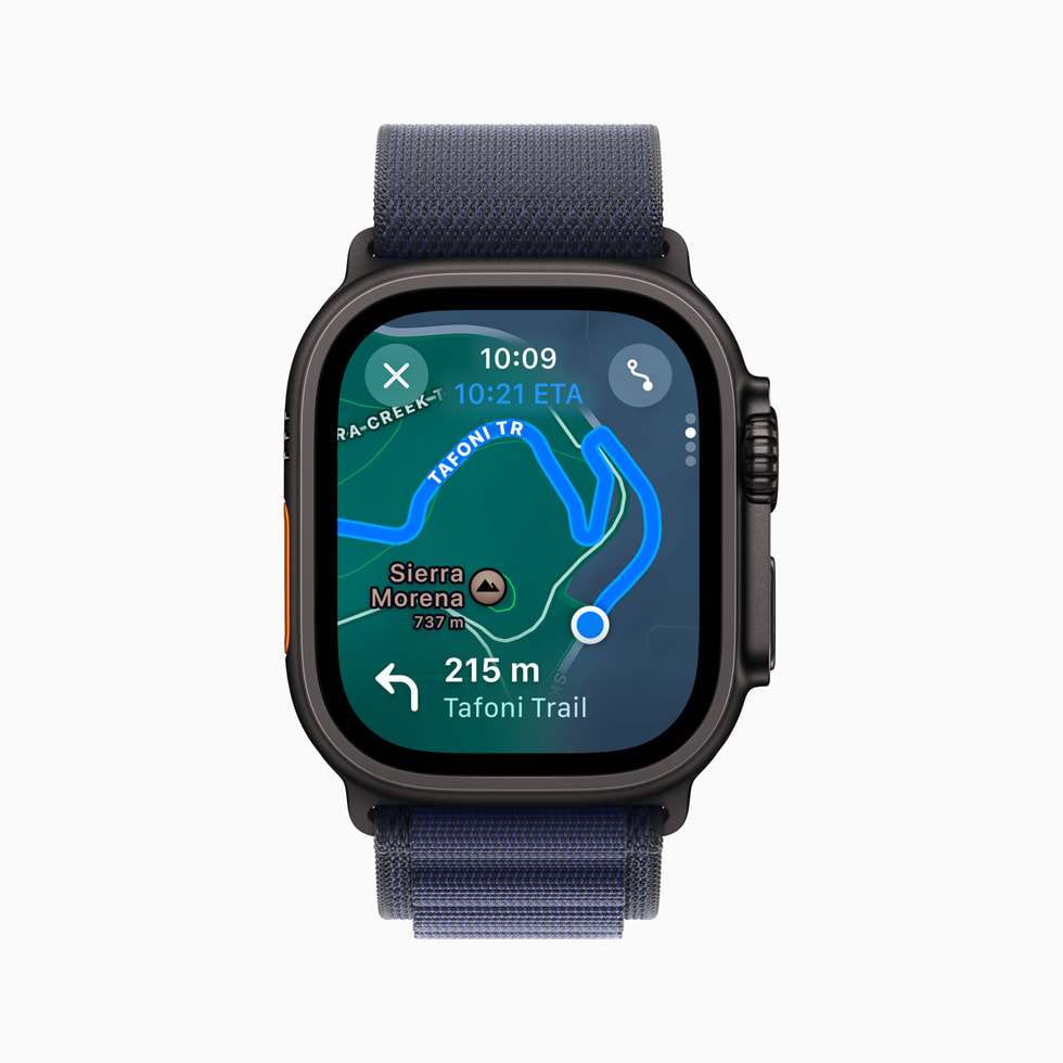 Un Apple Watch Ultra 2 muestra la ruta personalizada de senderismo de un usuario.
