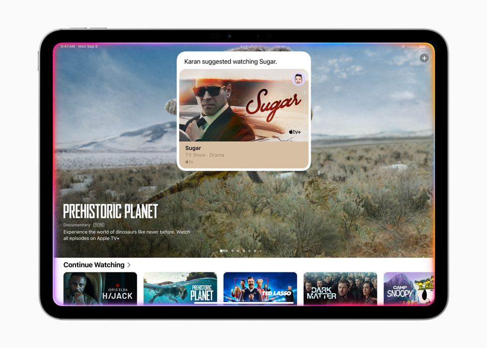 Siri führt eine Aktion in der Apple TV+ App aus.