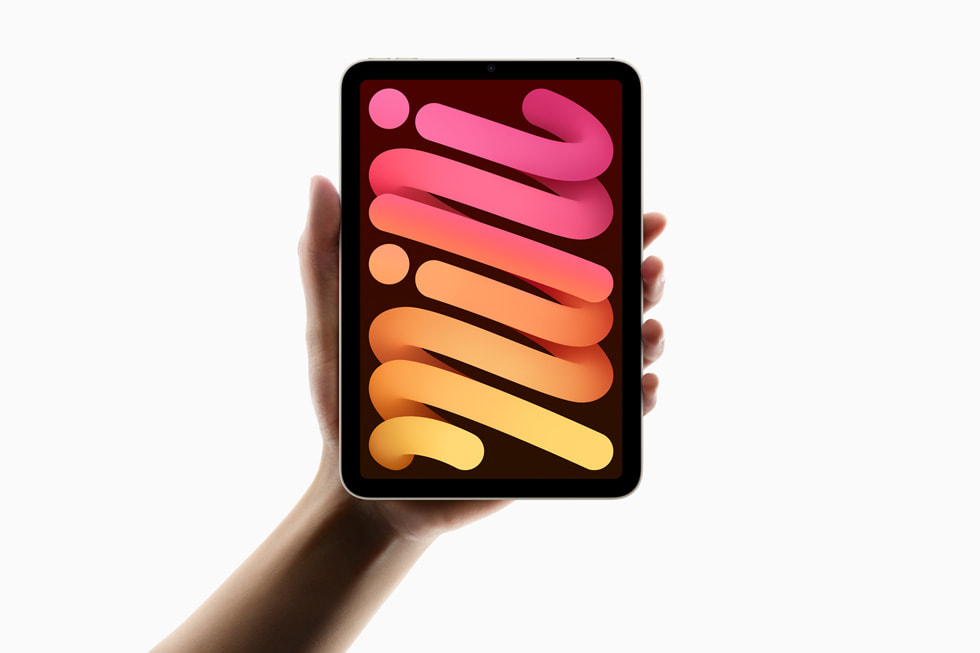 En hånd holder den nye iPad mini op.