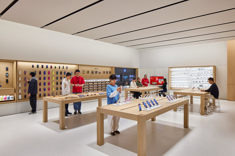 Team members with customers at Apple MixC Hefei.