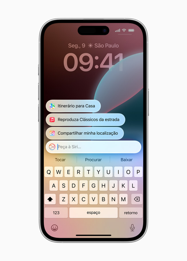 O iPhone 16 mostra uma tela da Siri com solicitações para obter o itinerário para casa, tocar música e compartilhar a chegada com um contato.