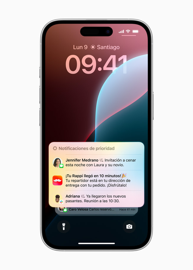En un iPhone 16, se muestra una lista de Notificaciones de Prioridad, que incluye una invitación a una cena, un pedido de Instacart y una reunión.  