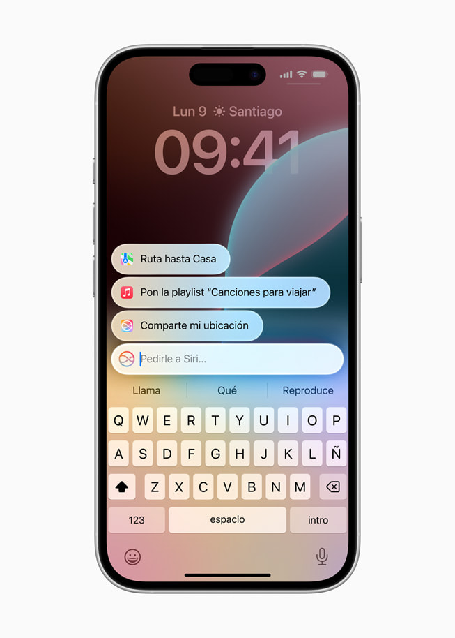 En un iPhone 16, se muestra una pantalla de Siri con indicaciones para llegar a casa, reproducir música y compartir la hora de llegada con un contacto.