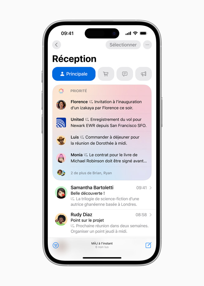 Un iPhone 16 affiche des Messages prioritaires avec une liste d’e-mails importants.