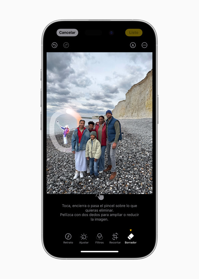 En un iPhone 16, se muestra Borrador eliminando a una persona del fondo de una foto.