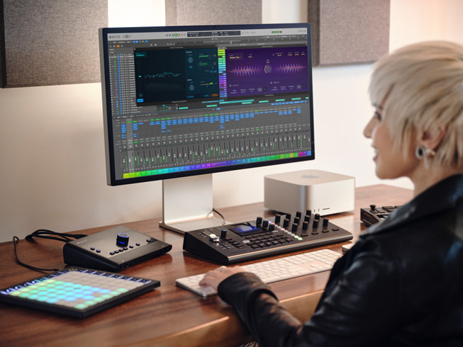 A person uses Flashback Capture in Logic Pro on Mac in their home studio.