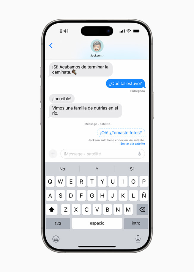 En un iPhone 16 Pro, una conversación muestra un mensaje a través de Mensajes vía satélite.