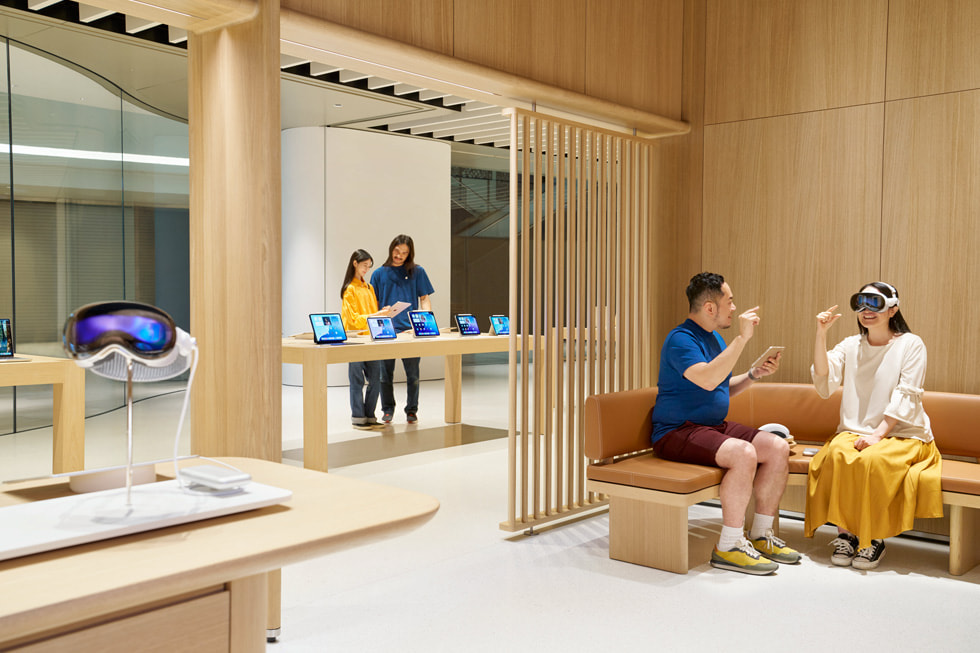 Apple 梅田で、Apple Vision Proについてお客様のお手伝いをしているAppleチームメンバー。