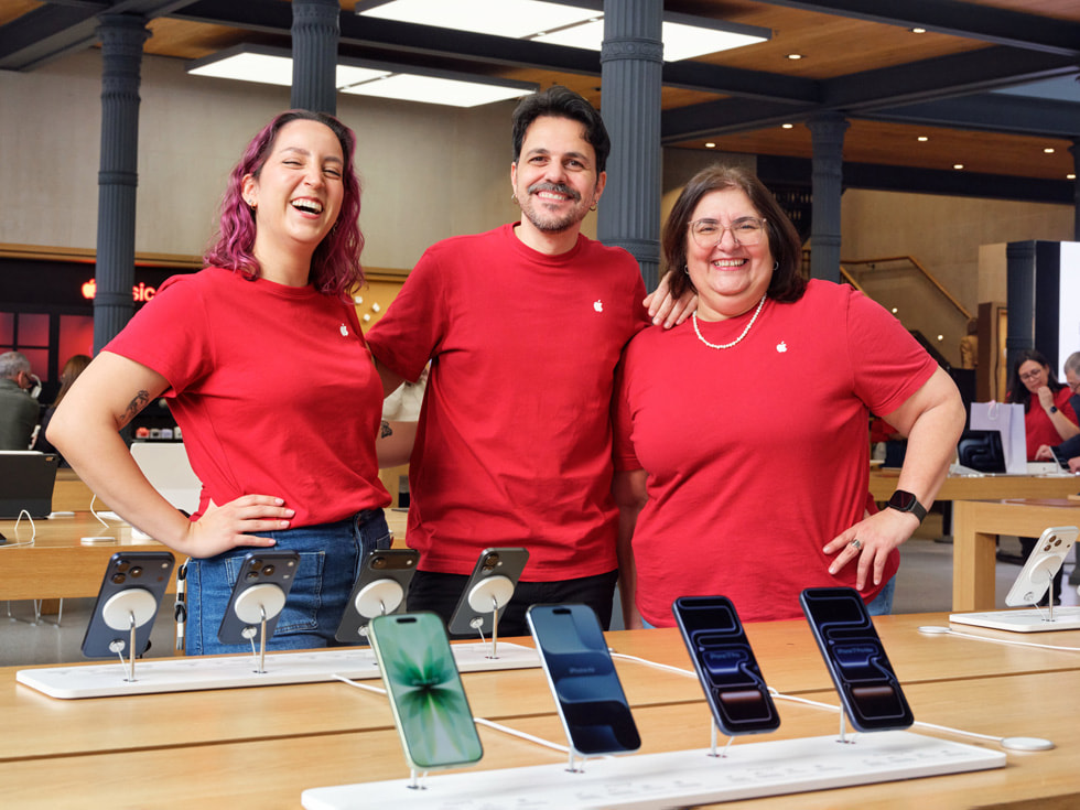 Tres miembros del equipo en Apple Puerta del Sol.