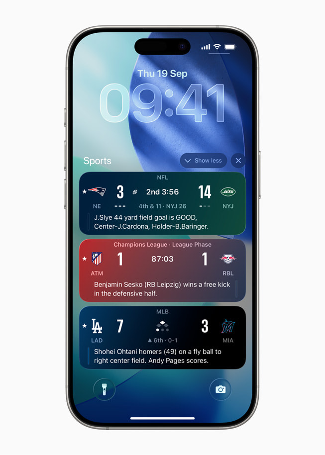 L’écran verrouillé d’un iPhone 17 Pro affiche plusieurs scores dans différentes ligues sportives. 