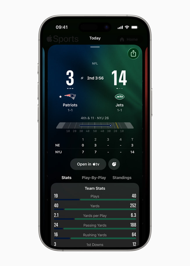 Un iPhone 17 Pro avec l’app Apple Sports affichant un match de la NFL avec le score en direct ainsi que les cotes des paris et les statistiques des équipes. 
