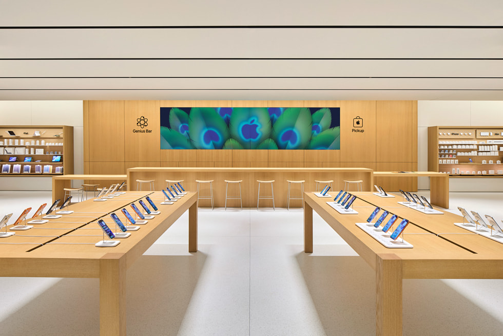 The Genius Bar and Apple Pickup counter at Apple Borivali.