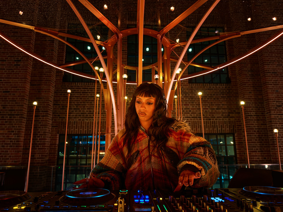 Imagen de la DJ Nia Archives durante su participación en Apple Battersea, en Londres.