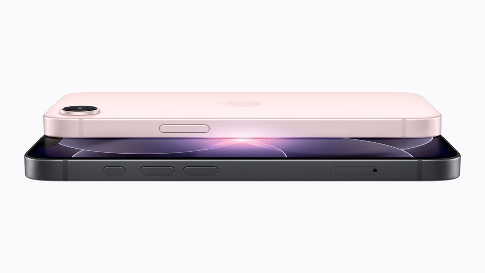 Zwei iPhone 17e, eins in Schwarz und das andere in Hellrosa, sind übereinander gestapelt.