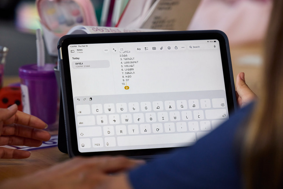 ภาพระยะใกล้ของหน้าจอ iPad แสดงข้อความภาษาเชอโรคีที่พิมพ์ในแอปโน้ต
