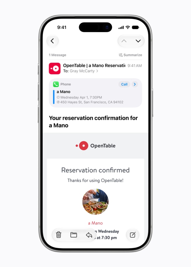 Ein iPhone 17 Pro Display zeigt eine Mitteilung zu einer Essensreservierung, zusammen mit Details zum Restaurant und zur Reservierung aus Mail.
