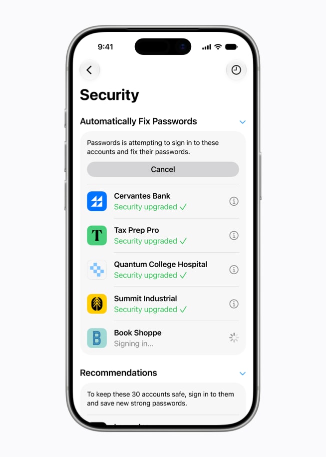 Ein Display eines iPhone 17 Pro zeigt die Passwörter App, die gerade schwache und kompromittierte Passwörter für verschiedene Accounts korrigiert.