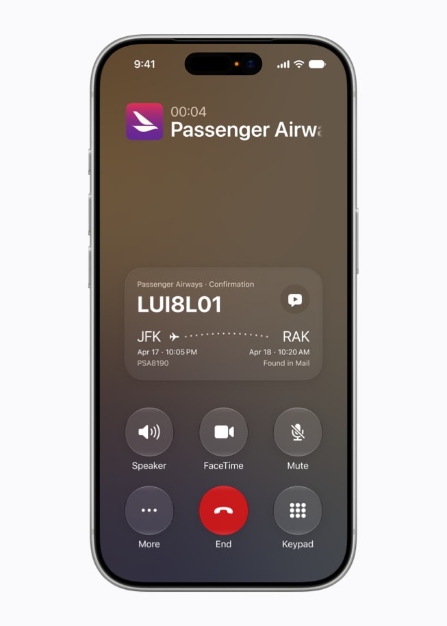 Ein iPhone 17 Pro Display, auf dem während eines Telefonanrufs das Feature Call Context gezeigt wird, das einen Flugbestätigungscode anzeigt, der in Mail gefunden wurde.