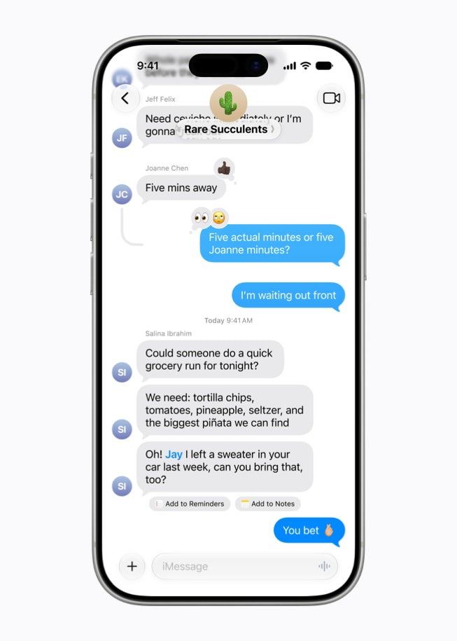 Ein iPhone 17 Pro Display zeigt eine Unterhaltung in der Nachrichten App mit den Vorschlägen „Zu Erinnerungen hinzufügen“ und „Zu Notiz hinzufügen“, die basierend auf dem Text gemacht worden sind.