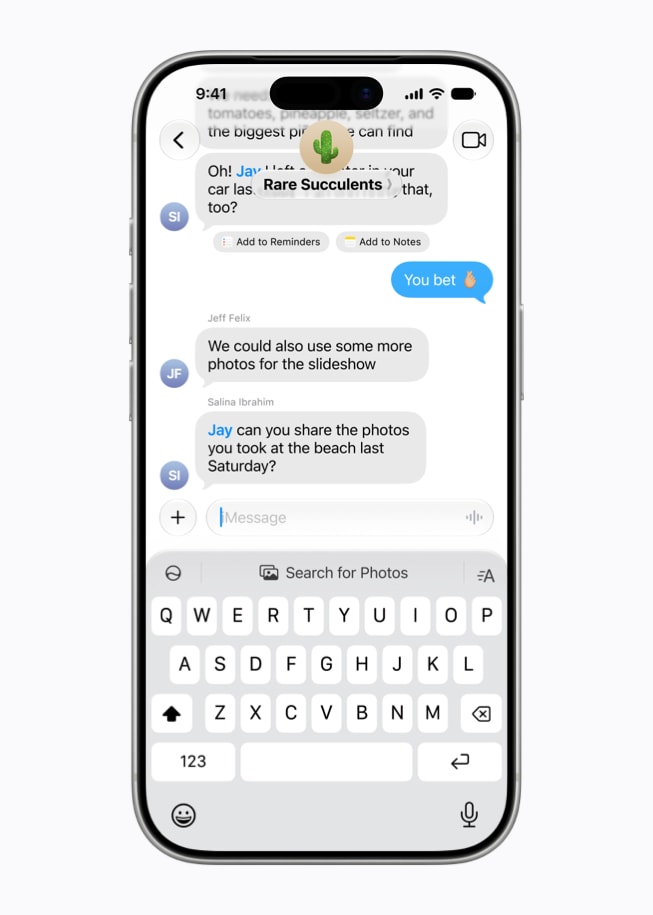 Ein iPhone 17 Pro Display, auf dem ein Vorschlag für „Fotos suchen“ innerhalb der Nachrichten App angezeigt wird; die Tastatur ist eingeblendet.